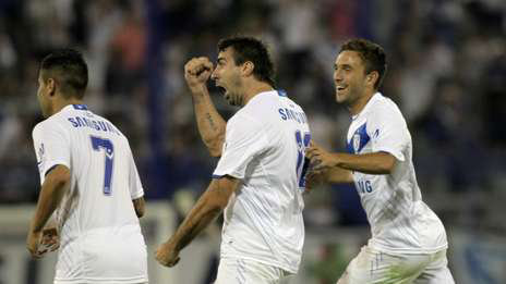 Lucas Pratto (c) marc el primer gol en el triunfo de Vlez Sarsfield.