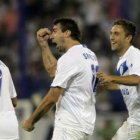 Lucas Pratto (c) marc el primer gol en el triunfo de Vlez Sarsfield.