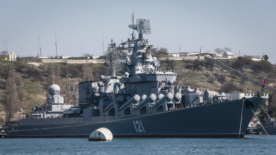 CONVERSACIONES. Un barco ruso equipado con un sistema de lanzamisiles patrulla cerca del puerto de Sebstopol, Ucrania.