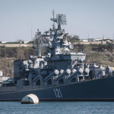 CONVERSACIONES. Un barco ruso equipado con un sistema de lanzamisiles patrulla cerca del puerto de Sebstopol, Ucrania.