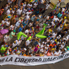 TENSIN. Grupos opositores al Gobierno venezolano recorren las calles de Caracas, ayer.