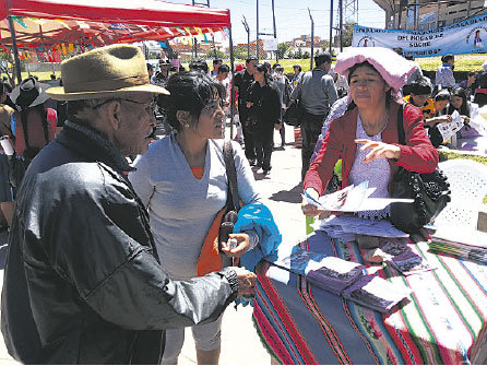 CAMPAA. Las trabajadoras asalariadas del hogar en Sucre divulgaron impresos sobre sus derechos y tambin obligaciones.