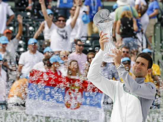 El tenista serbio Novak Djokovic celebra con el trofeo de campen en el Master 1.000 de Miami, luego de vencer en la final al espaol Rafel Nadal.