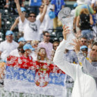 El tenista serbio Novak Djokovic celebra con el trofeo de campen en el Master 1.000 de Miami, luego de vencer en la final al espaol Rafel Nadal.