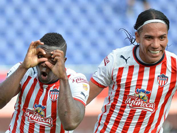 Edinson Toloza (i) celebra el gol del triunfo.