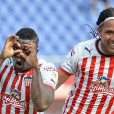 Edinson Toloza (i) celebra el gol del triunfo.