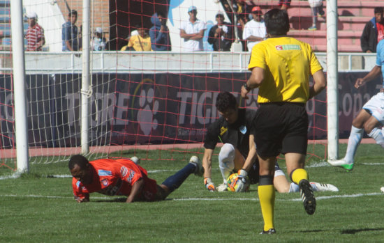 El delantero Gustavo Pinedo, que ayer marc el gol del triunfo, cae al csped luego de una jugada de peligro sobre el arco de Aurora.