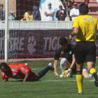 El delantero Gustavo Pinedo, que ayer marc el gol del triunfo, cae al csped luego de una jugada de peligro sobre el arco de Aurora.