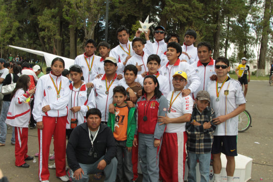 Una seleccin chuquisaquea que particip en un pasado campeonato nacional de triatln.