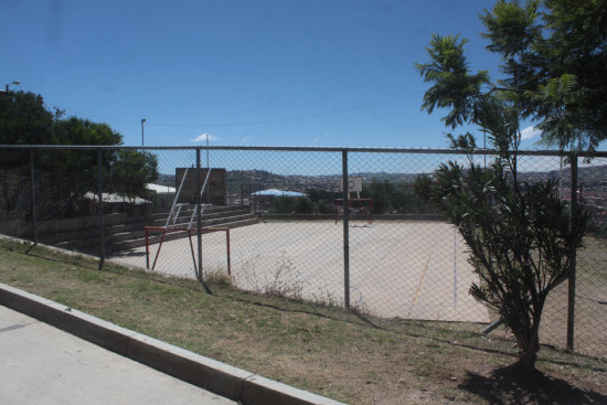 CANCHA. El barrio Alto Florida tiene un campo deportivo para la prctica de ftbol de saln y otros deportes, pero le falta un tinglado. El sol en el lugar pega fuerte.