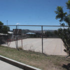 CANCHA. El barrio Alto Florida tiene un campo deportivo para la prctica de ftbol de saln y otros deportes, pero le falta un tinglado. El sol en el lugar pega fuerte.