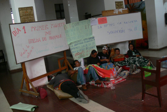 PROTESTA. Ocho estudiantes iniciaron una huelga de hambre en el hall de la Pedaggica.