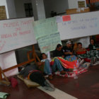 PROTESTA. Ocho estudiantes iniciaron una huelga de hambre en el hall de la Pedaggica.