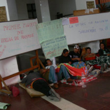 PROTESTA. Ocho estudiantes iniciaron una huelga de hambre en el hall de la Pedaggica.