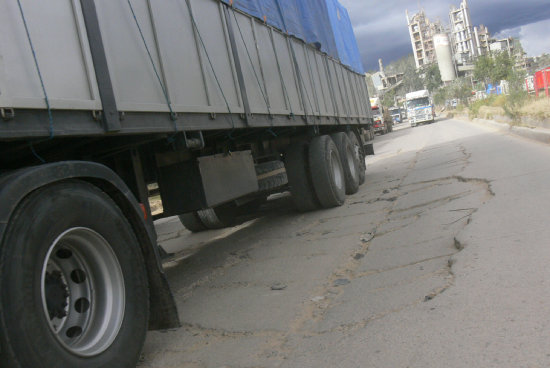 DETERIORO. La avenida Marcelo Quiroga Santa Cruz cada da se torna ms intransitable.