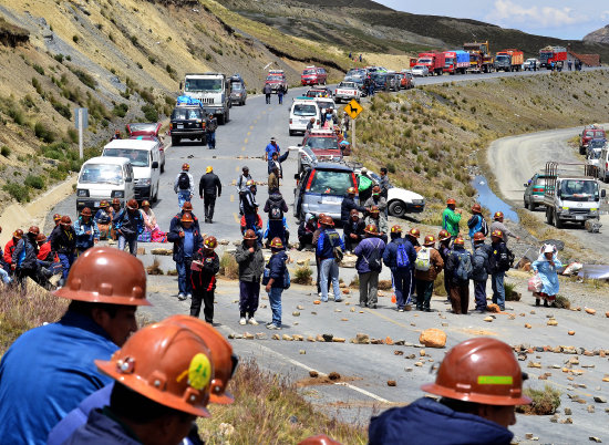 LA PAZ. Los cooperativistas protagonizaron bloqueos en al menos cuatro departamentos.