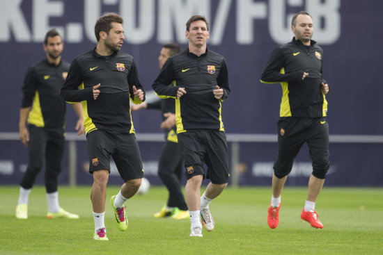 Messi (c), Iniesta (d) y Alba (i), durante el entrenamiento del Barcelona.