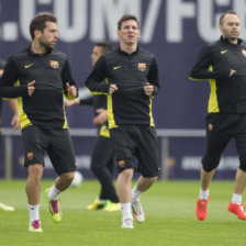 Messi (c), Iniesta (d) y Alba (i), durante el entrenamiento del Barcelona.