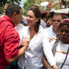 DENUNCIA. Mara Corina Machado (c) recibe el apoyo de sus seguidores en Caracas.