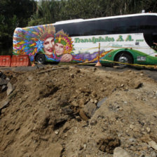 ATENTADO. La ruta fue habilidada slo parcialmente para vehculos livianos.