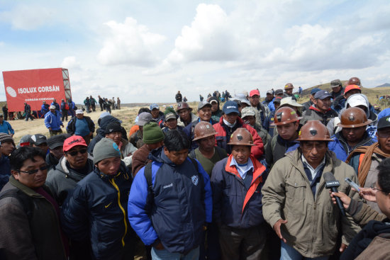 BLOQUEOS. Los cooperativistas mineros determinaron permanecer en diferentes rutas del pas.