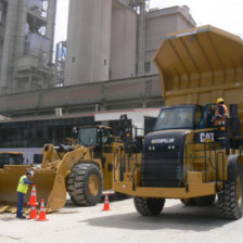 GIGANTE. La volqueta marca Caterpillar tiene una capacidad de 45 toneladas.