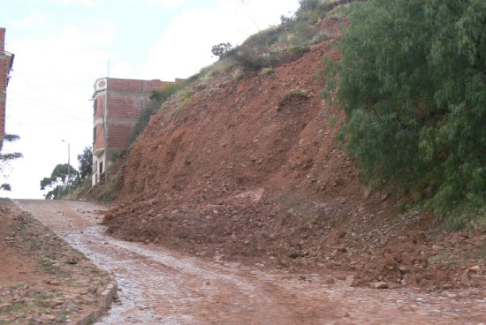 DESLIZAMIENTO. El Retn de Emergencias retir el talud del ingreso al barrio Espaa.