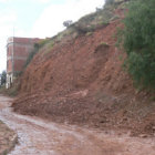 DESLIZAMIENTO. El Retn de Emergencias retir el talud del ingreso al barrio Espaa.