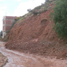 DESLIZAMIENTO. El Retn de Emergencias retir el talud del ingreso al barrio Espaa.