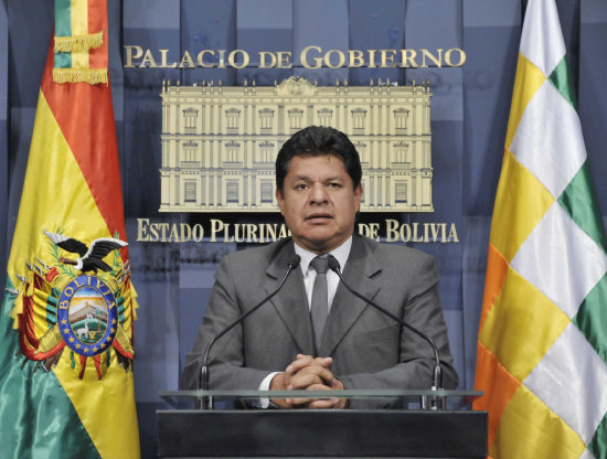 POSICIN. El ministro de Defensa, Rubn Saavedra, en conferencia de prensa.