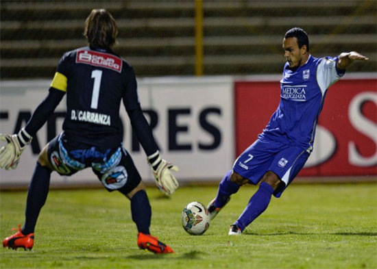 Dos jugadas del partido de anoche, en territorio peruano, donde el local se despidi de la Copa.