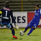 Dos jugadas del partido de anoche, en territorio peruano, donde el local se despidi de la Copa.