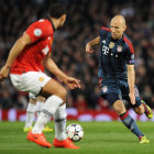 Arjen Robben (d), del Bayern, trata de burlar a Rio Ferdinand.