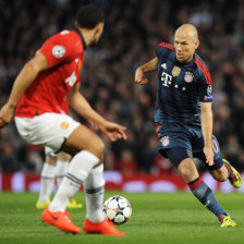 Arjen Robben (d), del Bayern, trata de burlar a Rio Ferdinand.