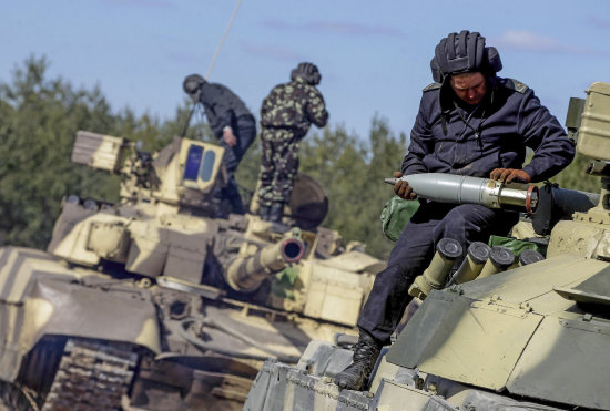 MANIOBRAS. Soldados ucranianos participan en unas maniobras militares en Desna, 100 kilmetros al noreste de Kiev, Ucrania.