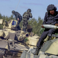 MANIOBRAS. Soldados ucranianos participan en unas maniobras militares en Desna, 100 kilmetros al noreste de Kiev, Ucrania.