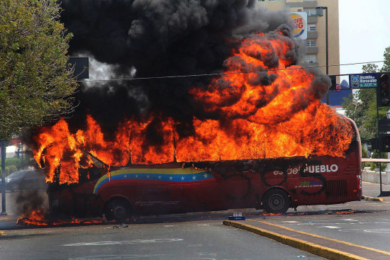 PROTESTAS. Un bus de Petrleos de Venezuela (PDVSA) arde en una calle de Maracaibo.