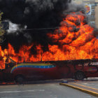 PROTESTAS. Un bus de Petrleos de Venezuela (PDVSA) arde en una calle de Maracaibo.