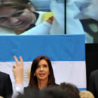 BANDERA. Cristina Fernndez presenta una bandera argentina utilizada en las Malvinas.