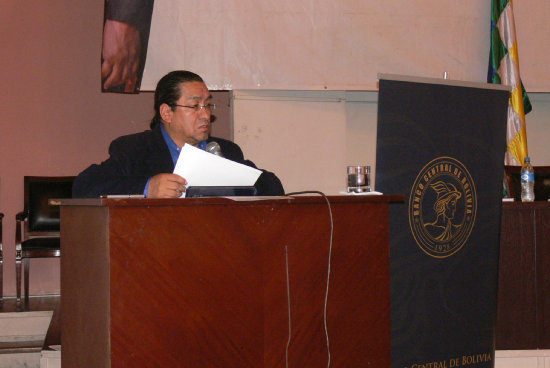 AUDIENCIA. El director del BCB, Abraham Prez, en la rendicin pblica de cuentas en Sucre.