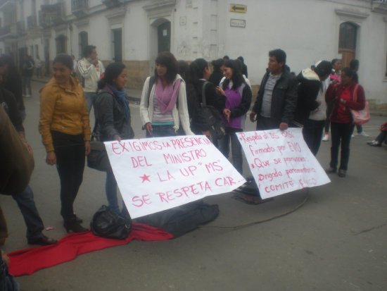 MOVILIZACIN. Estudiantes y docentes salieron en marcha y bloquearon calles.