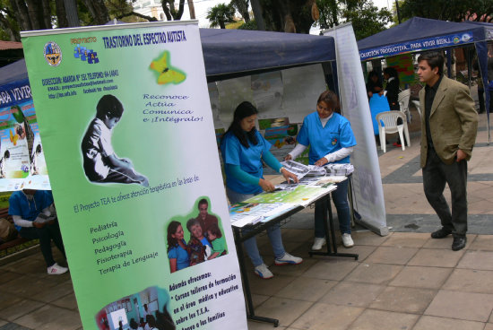 FERIA. Padres de familia explican el autismo.