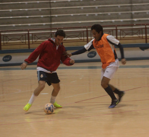 Manuel Salinas (i) intenta burlar la marca de Juan Carlos Serrano, en el entrenamiento de ayer, en el coliseo Polideportivo de la zona de Garcilazo.