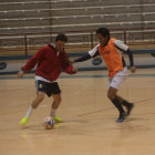 Manuel Salinas (i) intenta burlar la marca de Juan Carlos Serrano, en el entrenamiento de ayer, en el coliseo Polideportivo de la zona de Garcilazo.