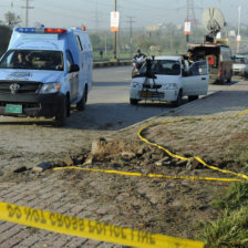 ATENTADO. La Policía inspecciona la zona donde se produjo la explosión contra el convoy del ex presidente de Pakistán.