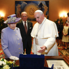 ENCUENTRO. Francisco recibe un regalo de manos de la reina Isabel II de Inglaterra.
