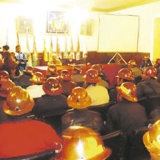 ENCUENTRO. Cooperativistas mineros y ministros dialogan en la Gobernación de Oruro.