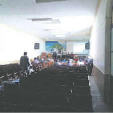 PREOCUPADOS. Un grupo de transportistas, ayer, en la sede del Transporte Pesado.