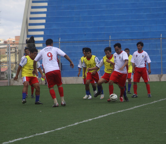 El fútbol es una de las disciplinas habilitadas en las olimpiadas estudiantiles.