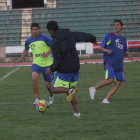 Diego Rivero (i), reemplazante natural de Mauricio Saucedo, también se lesionó ayer, en la práctica.